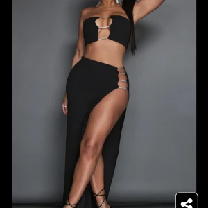 Kjol - Säljer den magiska kjol med cut out  på ena sidan. Perfekt till fest eller andra tillställningar. Aldrig använd och har prislappen kvar🖤