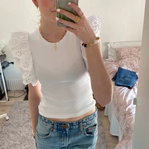 Zara topp - En väldigt gullig topp från zara💝har storlek M men känns som en s/m. Aldrig använd och med prislappen  kvar! Den kostar 200 men kunde typ it ändra de hahah. Du står för frakten