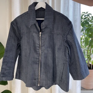 Trekvarts jacka  - Fin vårjacka i tunt jeans tyg och med trekvartsärmar! Storleken är small men skulle säga att den passar M också💕
