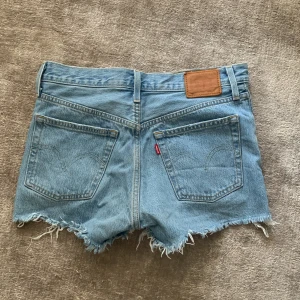 Levis jeansshorts  - Jensshorts ifrån levis. Storlek 29. Frakt betalas av köparen. Midjemått ca 84 cm. 