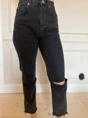 Svarta jeans  - Svarta jeans med hål i knäna 