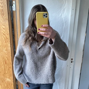 Stickad tröja stl: M - Stickad tröja med lampor i kragen i storlek M från zara.📦💓