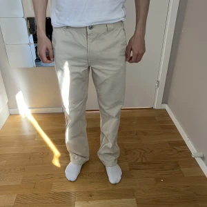 Sweet sktbs chinos beige - Strl 28, fint begagnat skick, inköpt från junkyard för 599 kr