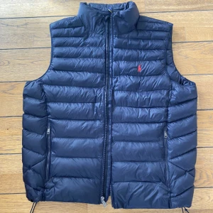 Polo Ralph Lauren Väst (Herr, L) - Säljer min Polo Ralph Lauren väst efter knappt en veckas användning då storlek är för stor för mig.   Superfint skick i storleken Large! Färgen är marinblå. (Nypris: 3000kr)