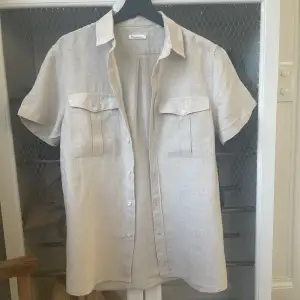 Linneskjorta från Knowledge cotton apparel som säljs pga att den är för stor. Köpt förra året på Grandpa för 650kr.  Öppen för prisförslag!  
