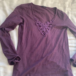 Topp - Långärmad lila topp med spetts framtill. Väldigt skön och tunn. Toppen till våren och sommaren. Köpt från secondhand, knappt använd.