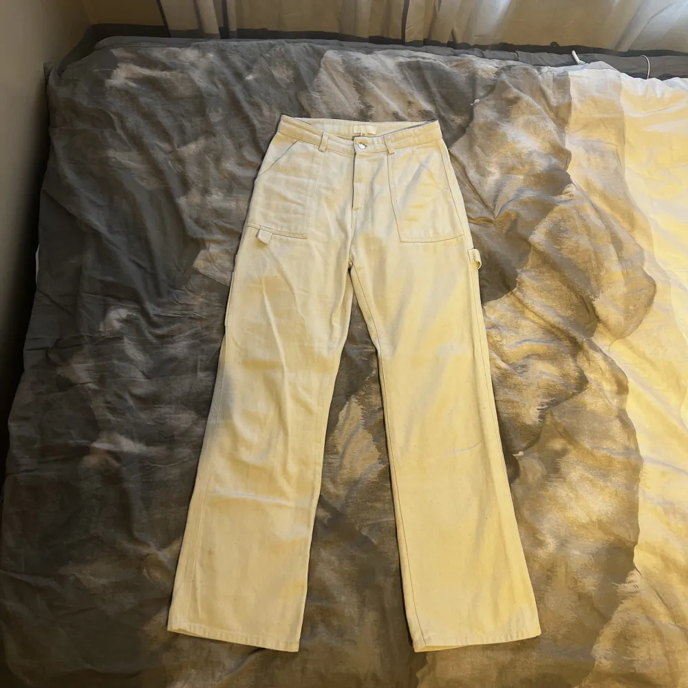 Säljer ett par straight leg Cargo byxor i färgen beige i storlek 38. Skriv vid intresse köparen står för frakten.. Jeans & Byxor.