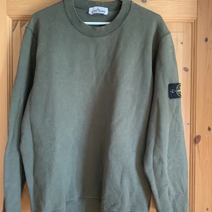 Stone Island Sweatshirt (L)  - Köpt på Cenino för 1999kr  Skick: 8/10  Färg: Mörkgrön   Storlek: L 
