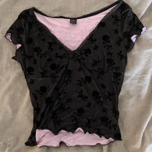 Topp - Lila/svart topp med blommönster 