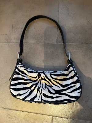 Zebra mönstrad väska  - Zebra handväska i super skick! 