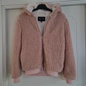 Fleecejacka  - Snygg och mjuk fleecejacka. Helt nytt 