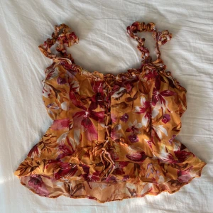 Linne - Oranget linne med snörning i mitten och små volanger:)