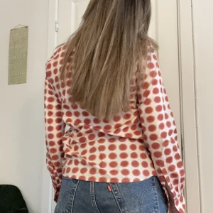 Skjorta  - Snygg 70-tals skjorta i de finaste färgerna😍😍 säljer då den inte kommer till användning längre, inga defekter !!använd inte köp nu!! ❌❌använd inte köp nu❌❌