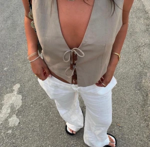 Alobha linnebyxor  - Säljer mina helt nya linnebyxor som jag köpte två av men som jag bara vill ha ett par av. 