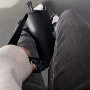 Jeans  - Säljer mina jättesnygga mörkgråa jeans från Brandy Melville! Dem är i  one size men jag skulle säga att det är 32/34 i storlek! Se bild 2 för att se hur de ser ut i bak! Säljer pga att de är för små för mig! Skriv privat vid funderingar eller fler bilder🫶🏻