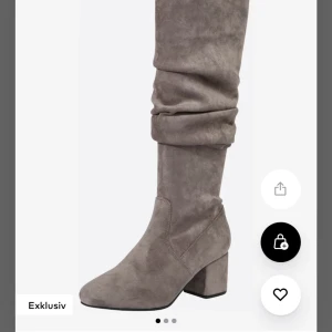 Stövlar - Gråa overknees i konstgjort läder. Använda en gång och köptes för 799kr. 💕