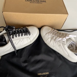 ZADIG & VOLTAIRE SKOR - !Köpta för 2000kr! Dessa skorna är i bra skick då de endast är använda ungefär någon månad, de är köpta för 3 000kr på NK för cirka ett halv år sedan🤍Original snören, påse samt kartong till skorna medföljer. De är i storlek 38 men passar 37 jättebra med!💞