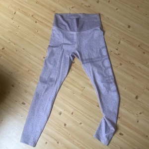 Rosa tränignstights - Supersköna tights som tyvärr blivit för små för mig, använda ett antal gånger Ordinarie pris ca 300kr