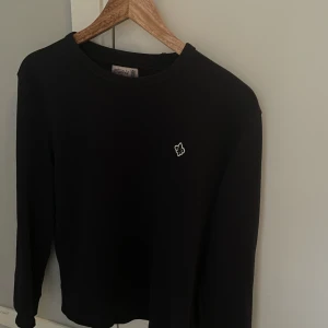 Morris sweatshirt  - Morris sweatshirt Färg: old blue  Nypris: 1299 Storlek: L/M Fint skick! 1,5 år gammal. Knappt använd. 100% bomull 