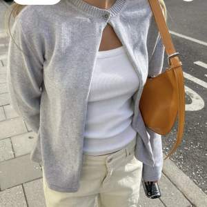 Kofta från Djerf avenue i modellen ”Button Up Cardigan Grey Melange” Storlek S, men oversize  Koftan är i mycket fint skick