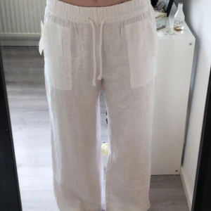 Linnebyxor - Vida linnebyxor som e ganska stora, de är typ mid waist beroende på hur mycket du drar upp dem. Jag är 177 så de är långa i benen men man kan vika upp dem😆 De har inga fläckar men de är lite slitna i fickorna men det är inget som syns 