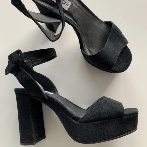 Steve Madden-skor  - Klackar från Steve Madden i mycket fint skick. Knappt använda (syns på sulan).  Supersnygga på men använder tyvärr inte höga klackar längre 🙈