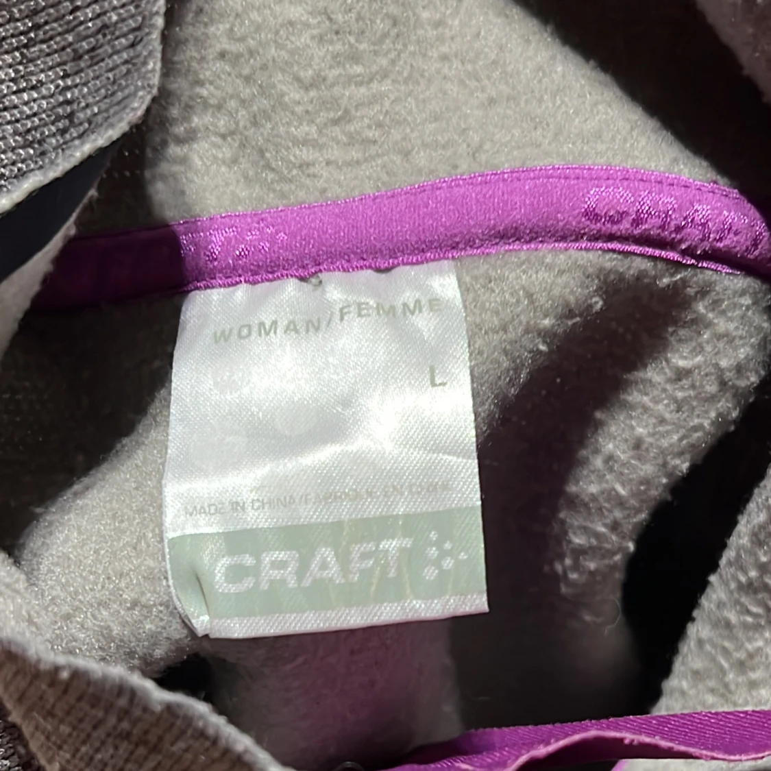 Grå tunn fleecejacka med lila detaljer från Craft - 2