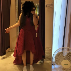 Balklänning - Säljer min balklänning eftersom jag inte behöver den och den är endast använd 1 gång. Köpt för 3799kr men säljer för 2000. Den är super fin. Kan skicka flera bilder om det behövs. Köpte från dressroom. Vill gärna sälja den nu eftersom jag har behov. 