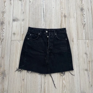 Svart kjol - Svart kjol, perfekt till sommaren💖Den är i jättebra sick!💖Stolek 36. Har tyvärr inga bilder med den på då dne är för liten på mig