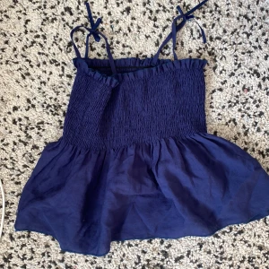 Söt topp - Jag säljer en jätte söt mörkblå shein topp då den inte kommer till användning ❤️barn storlek i 140 tror jag!🫶🏻