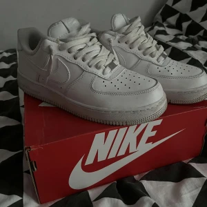 Air Force 1 - Hej 👋 säljer nu dessa fina air force 1 som är i nyskick vid fler bilder och frågor hör gärna av er ❤️   obs original box medföljer inte då den är borttappad