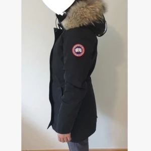 canada gose viktoria parka  - jackan är äkta och bra skick men inte min stil längre därför säljs den , pris kan diskuteras 💓