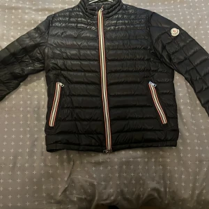 Moncler Daniel jacka - Moncler Daniel jacka, storlek 2. Generellt bra skit med två små hål som haf blivit lagade. Dessa hål tänker man inte på hid anvöndning och syns knappt om man inge letar! Vid snabb äffär lägre pris. 