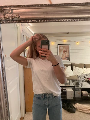 Vit t-shirt - Fin Vit t-shirt från lager 157