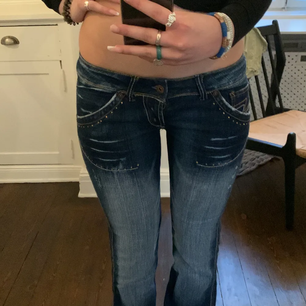 Assnygga jeans köpta på Plick! Säljer då de är för små🥲 jag har innerbenslängden 82 cm och dem passar perfekt på mig. 39 cm rakt över midjan! Skriv för fler frågor, bilder💕. Jeans & Byxor.