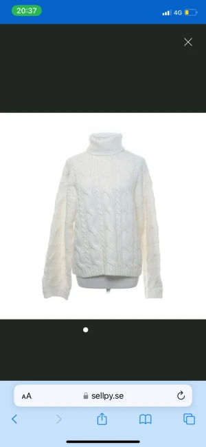 Stickad tröja - Stickad tröja med hög krage, xs. Köpt i vintras inte använt nån gång. Från bikbok. Köpt för 400.