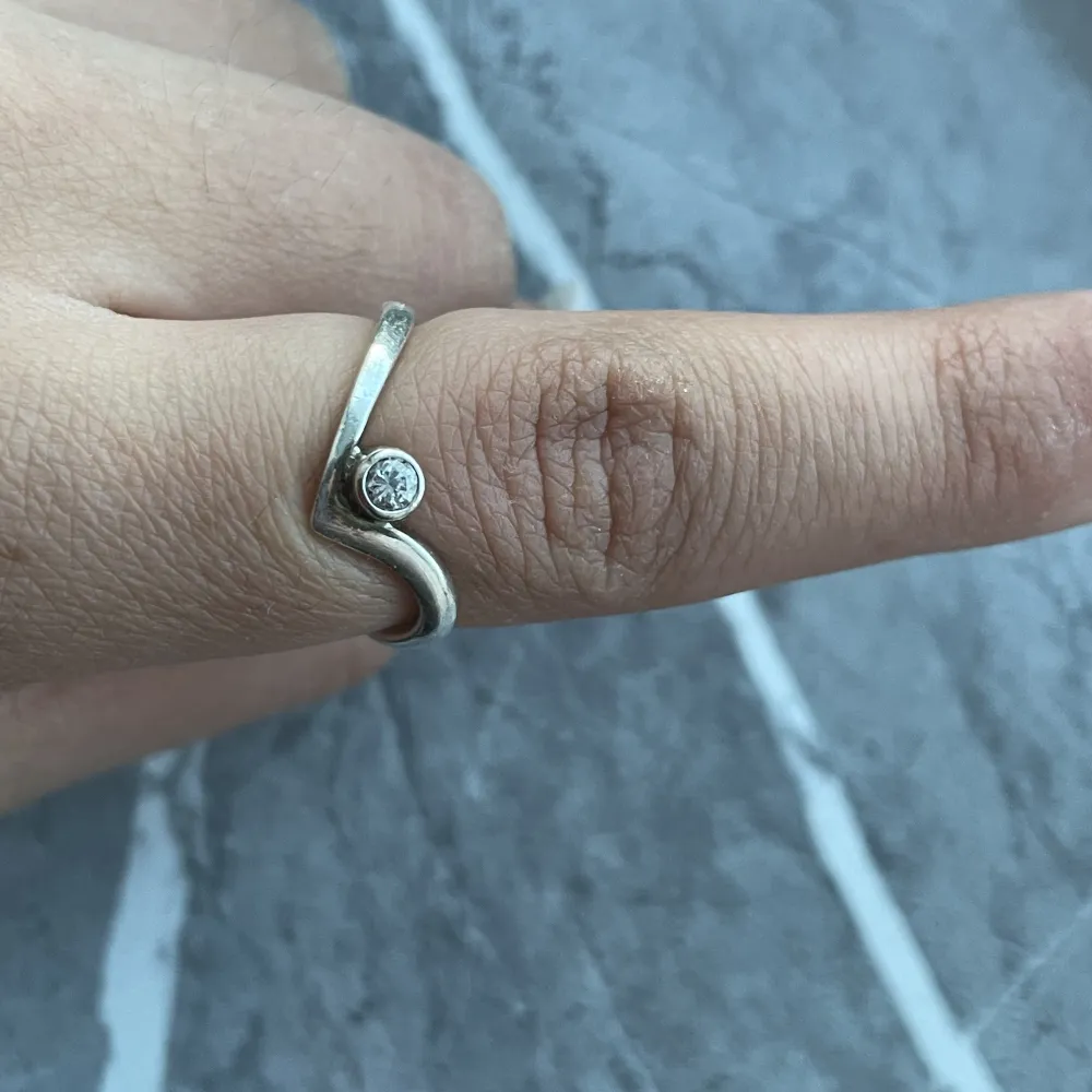 En äkta silver ring med en diamant i mitten. Även med stämpling. Accessoarer.