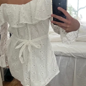 Studentklänning/ vit miniklänning - Säljer denna jättefina off-shoulder miniklänningen då jag råkade beställa 2 och missade retur-datumet😁Så den är aldrig använd, endast testad hemma. Storlek 34 men passar mig jättebra som vanligtvis brukar ha 36.
