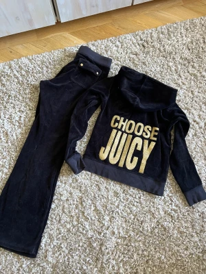 Juicy couture set - Säljer ett fint mjukisset från juicy couture   Storlek medium   