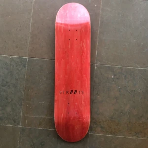 Ny, streets bräda - Skateboard fått från streets stockholm fick från tackyskatecamp. slutade skata så ligger bara och dammar. har några märken. 8.0