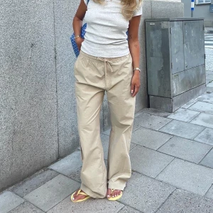 Djerf Avenue sporty pants XS - Djerf sporty pants i färgen sand, storlek XS. Aldrig använda med lappen kvar. Helt slutsålda och kommer inte tillbaka :( Nypris 1499kr 🤎