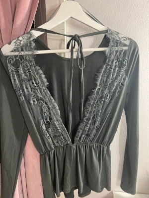 Topp med öppen rygg - Jättefin topp med volang och öppen rygg med spets som man knyter. Från Ginatricot 