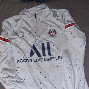 Psg tröja - Väldigt fint skick. Inga skador! Priset kan pratas om vid snabb affär. 