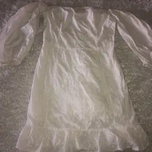 Vit spetsklänning i storlek S från Bikbok.  Använd några timmar på min ”student” 2020 och nu passar den inte.  Inköp för ca 500 kr