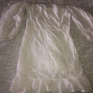 Studentklänning  - Vit spetsklänning i storlek S från Bikbok.  Använd några timmar på min ”student” 2020 och nu passar den inte.  Inköp för ca 500 kr