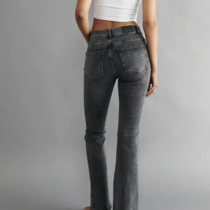 Gina Tricot jeans - Low waist bootcut jeans från Gina köpta förra året, använt någon enstaka gång, säljer pga inte min stil längre. Spårbart/ vanlig frakt är frivilligt 💓