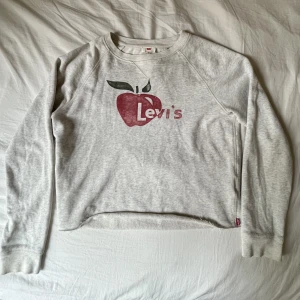Ljusgrå sweatshirt märke - Ljusgrå sweatshirt från levi’s med snyggt tryck, avklippt🩷 storlek small/medium, passar bra på mig som är 165 cm Kolla min sida för mer plagg!