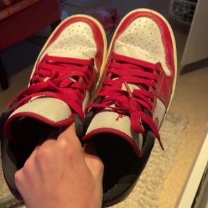 Jordan 1 low (red) - De är i ett jätte bra skick, inget hål eller något märke någon stans. Har bara använt de i nån månad 