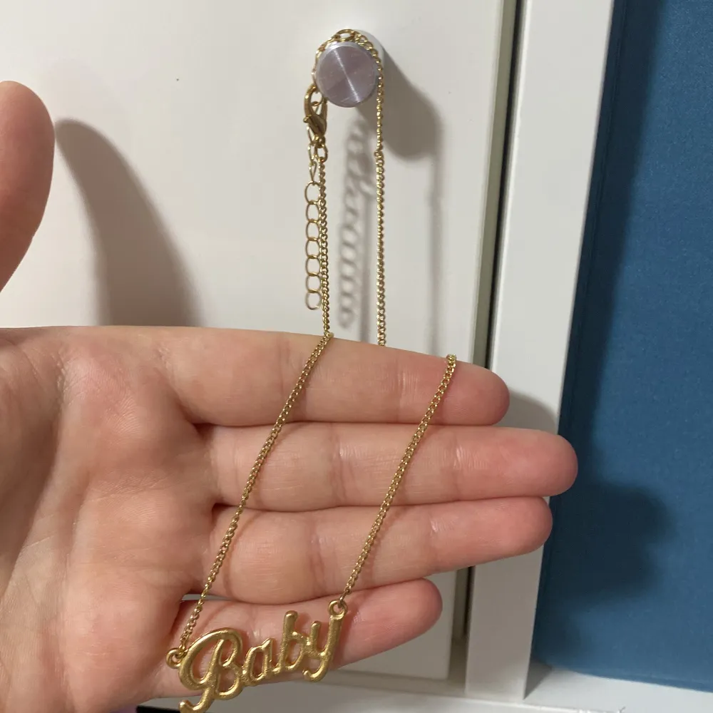 Halsband som jag aldrig har tagit på mig. Det står Baby på halsbanden. Accessoarer.