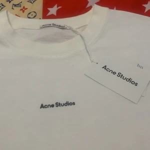 Oversized T-shirt Acne Studios - Aldrig använt Storlek L Perfekt för alla säsonger